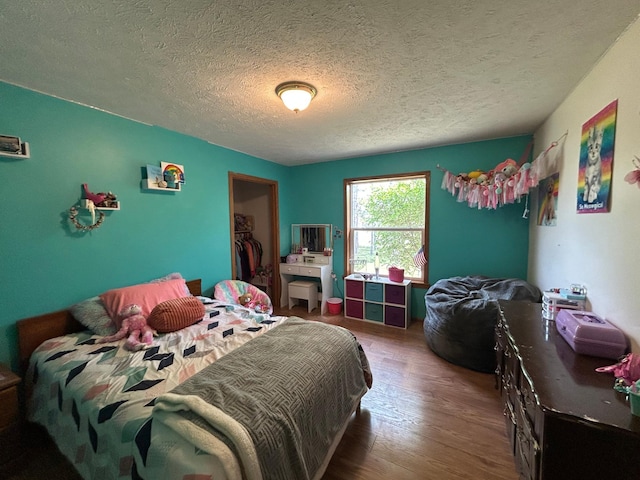905 Fair Ave, Park Rapids, MN 56470 - bedroom featuring wood finished floors, a textured ceiling, and a closet