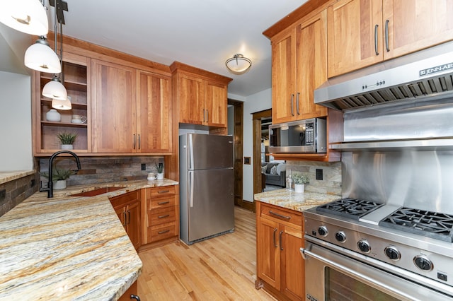 523 6th St SW, Rochester, MN 55902 - kitchen with stainless steel appliances, a sink, tasteful backsplash, and light wood-style floors