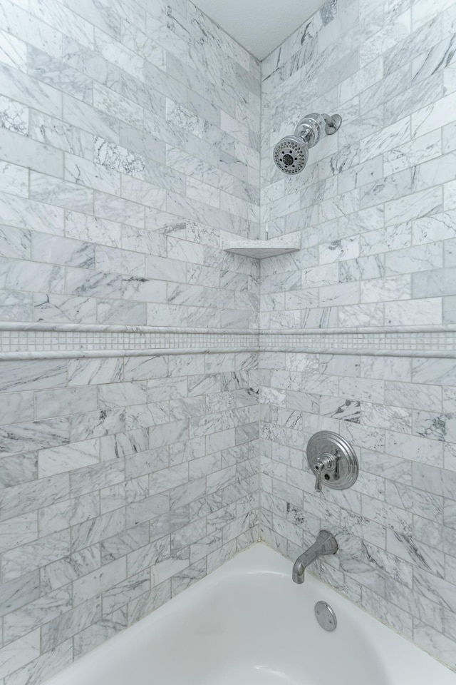 523 6th St SW, Rochester, MN 55902 - full bath featuring bathtub / shower combination