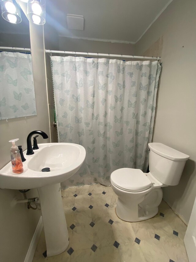 1138 6th Ave SE, Rochester, MN 55904 - full bath with a shower with curtain
