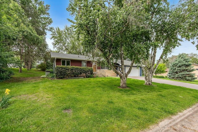 1121 Ramsey St W, Stillwater, MN 55082 - view of front facade featuring driveway, a front lawn, and a garage