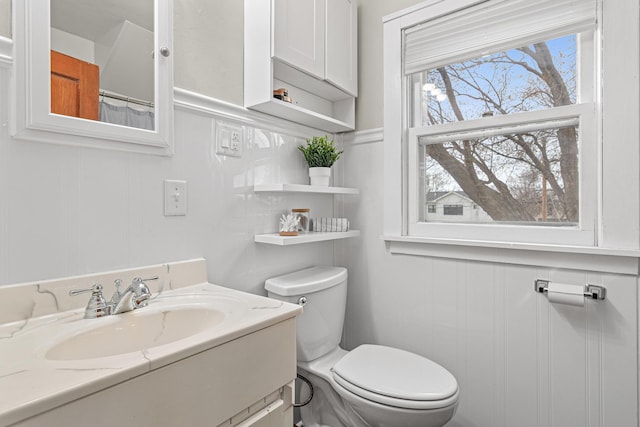 341 Pascal St S, Saint Paul, MN 55105 - full bathroom with vanity, a decorative wall, and toilet