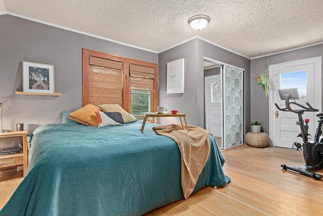 341 Pascal St S, Saint Paul, MN 55105 - bedroom with wood finished floors, crown molding, and a textured ceiling