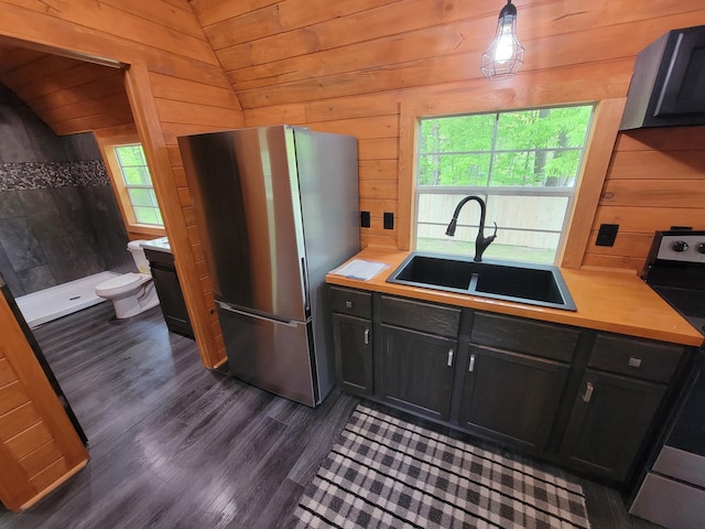 46625 High Dr, Kathio Twp, MN 56450 - kitchen featuring freestanding refrigerator, stove, a sink, dark wood finished floors, and light countertops