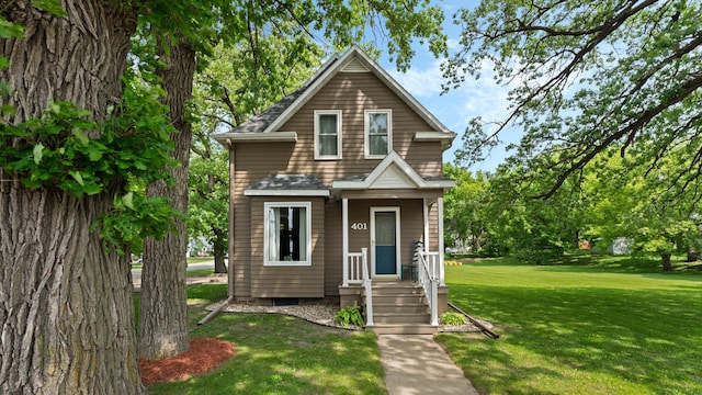401 Main St, Osakis, MN 56360 - view of front of property featuring a front yard and roof with shingles