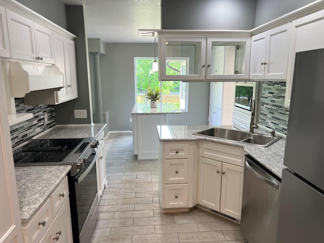 6563 Parkview Cir, Baxter, MN 56425 - kitchen with stainless steel appliances, a sink, a peninsula, backsplash, and white cabinetry