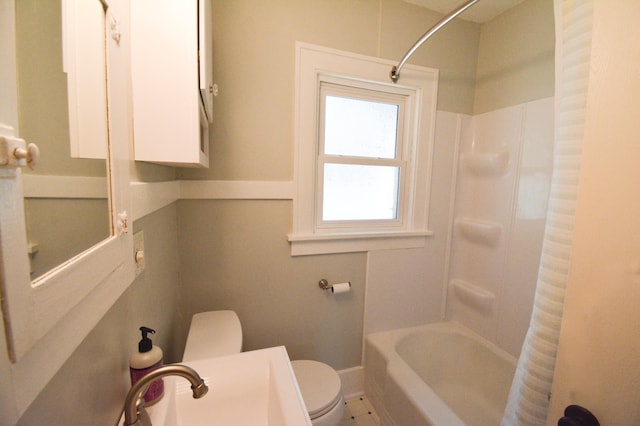 1331 1st St SE, Rochester, MN 55904 - bathroom featuring toilet, shower / bath combo, and baseboards