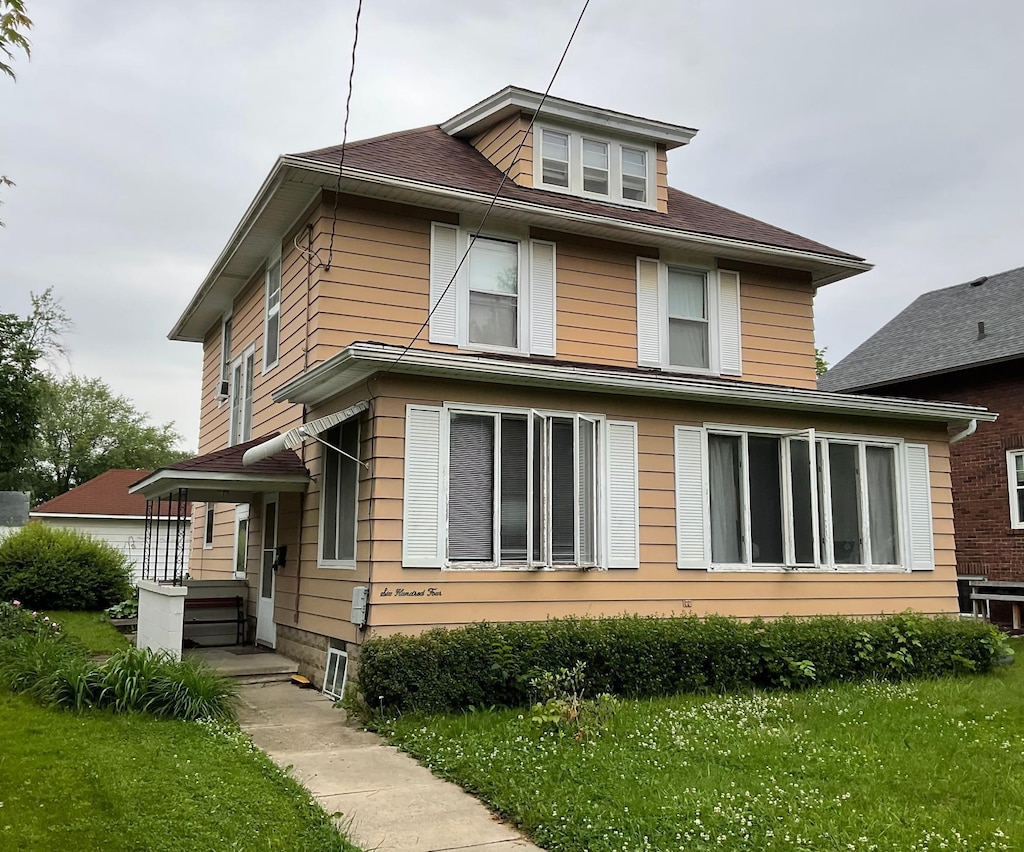 604 4th Ave SW, Austin, MN 55912 - view of home's exterior featuring a yard