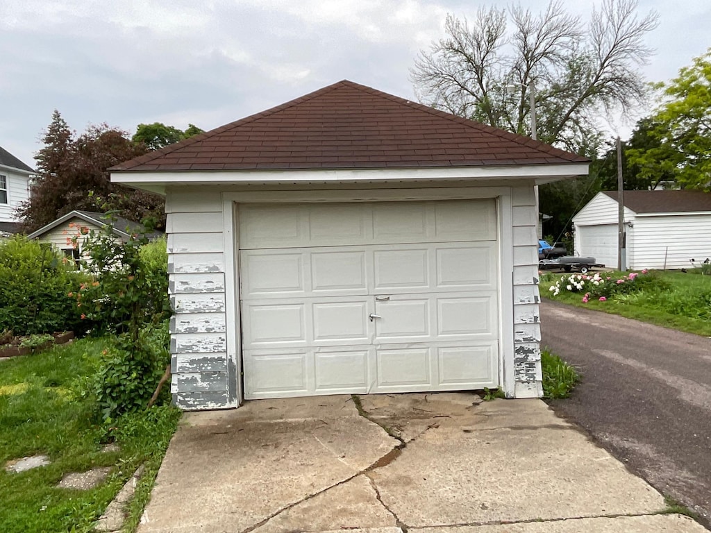 604 4th Ave SW, Austin, MN 55912 - detached garage with concrete driveway