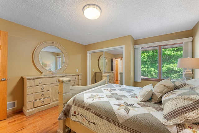 4427 Chatsworth St N, Shoreview, MN 55126 - bedroom featuring light wood-style flooring and a textured ceiling