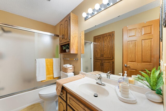 4427 Chatsworth St N, Shoreview, MN 55126 - bathroom featuring enclosed tub / shower combo, vanity, toilet, and a textured ceiling