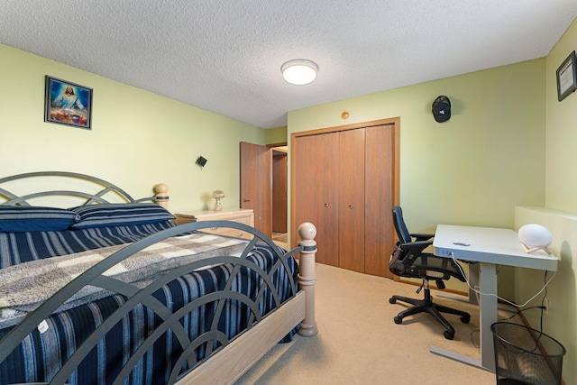 4427 Chatsworth St N, Shoreview, MN 55126 - carpeted bedroom featuring a closet, a textured ceiling, and a desk