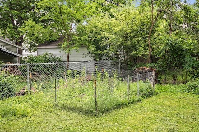 5814 Ewing Ave N, Brooklyn Center, MN 55429 - view of yard featuring a garage