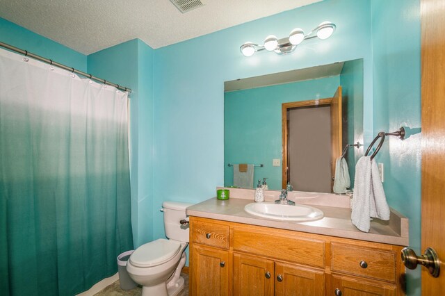 14754 Peridot St NW, Ramsey, MN 55303 - full bath with toilet, vanity, a textured ceiling, and curtained shower