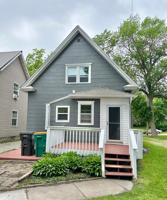 803 Jefferson Ave, Albert Lea, MN 56007 - view of front facade featuring a shingled roof and a front yard