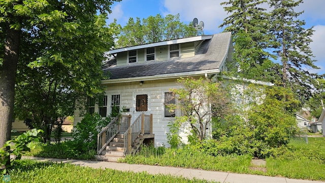 1602 11th St N, Fargo, ND 58102 - bungalow featuring roof with shingles