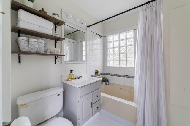 5232 Tioga St, Duluth, MN 55804 - full bath featuring toilet, vanity, and shower / tub combo with curtain