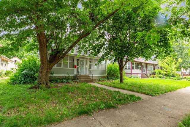 407 4th Ave SW, Faribault, MN 55021 - view of front of property with a front lawn