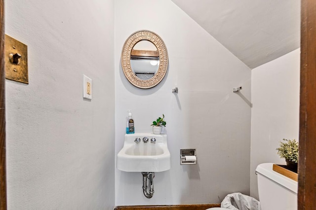 407 4th Ave SW, Faribault, MN 55021 - bathroom featuring toilet and vaulted ceiling