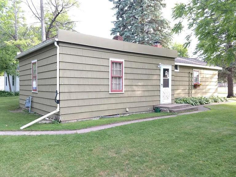 1117 7th St SW, Willmar, MN 56201 - view of front of house featuring a front lawn
