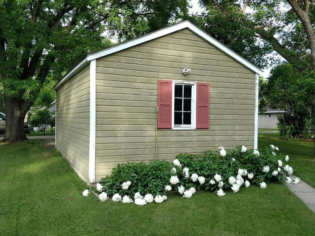 1117 7th St SW, Willmar, MN 56201 - view of side of property featuring a yard