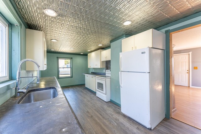 25 4th Ave, Soudan, MN 55782 - kitchen featuring white appliances, a sink, white cabinetry, an ornate ceiling, and wood finished floors
