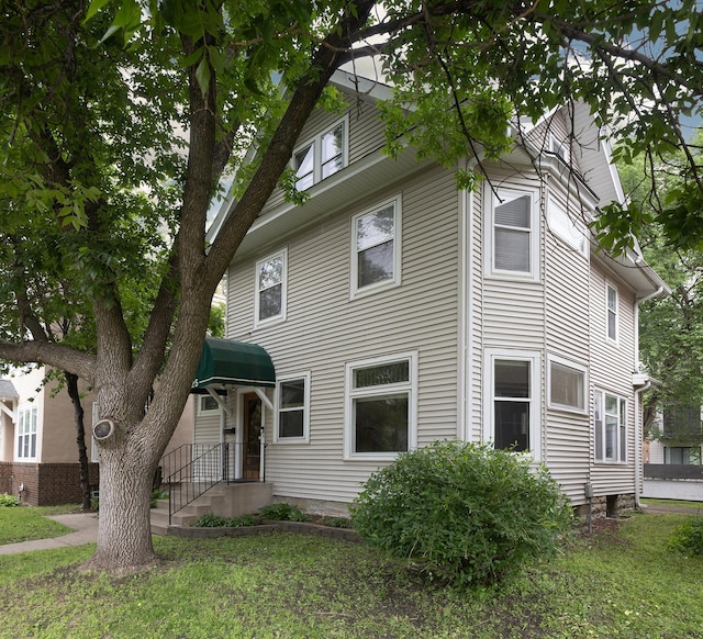 3225 Hennepin Ave, Minneapolis, MN 55408 - american foursquare style home with a front yard