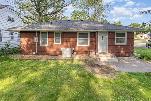 3101 Texas Ave S, Saint Louis Park, MN 55426 - view of front facade with a front yard and a shingled roof