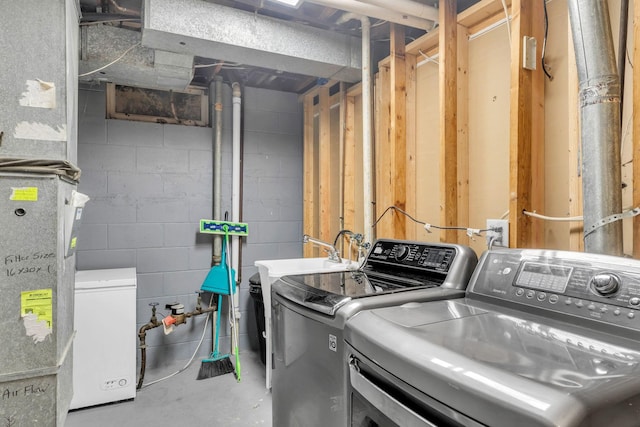 495 Saint Anthony Ave, Saint Paul, MN 55103 - laundry room featuring independent washer and dryer and concrete block wall