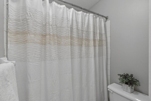 400 Shelard Pkwy Unit 303, Saint Louis Park, MN 55426 - bathroom with toilet and a shower with curtain
