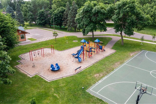 2800 Alabama Ave S, Saint Louis Park, MN 55416 - community play area with a yard and community basketball court