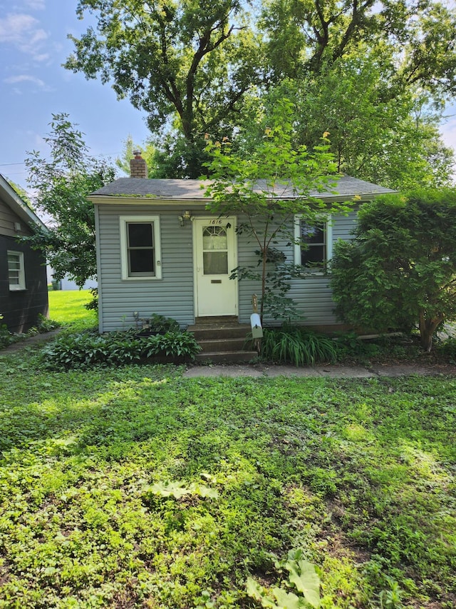1816 Malvern St, Lauderdale, MN 55113 - view of front of home featuring entry steps, a chimney, and a front lawn