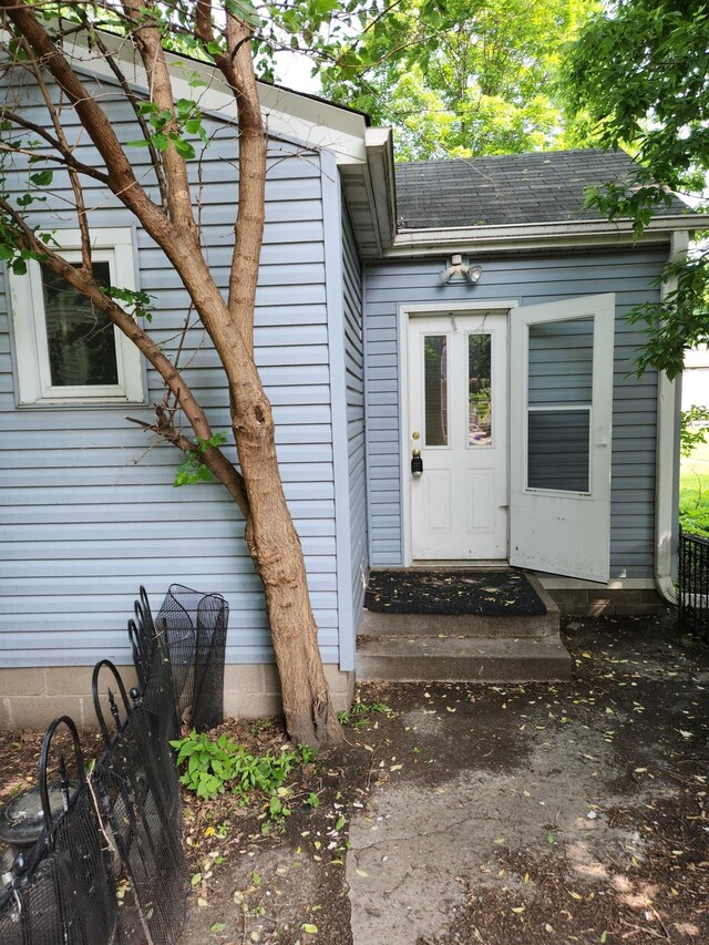 1816 Malvern St, Lauderdale, MN 55113 - entrance to property with a shingled roof