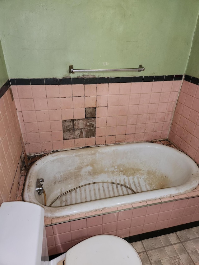 1816 Malvern St, Lauderdale, MN 55113 - bathroom with a bathtub, tile walls, and toilet