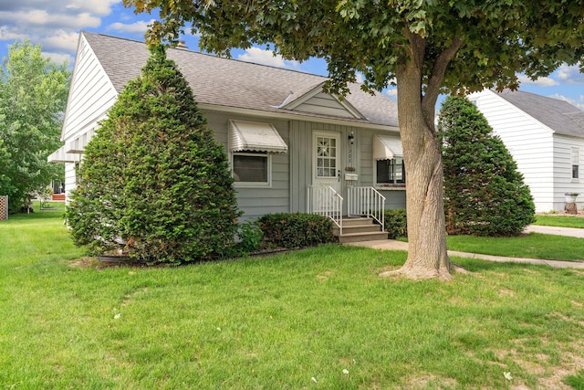 1306 6th Ave NW, Austin, MN 55912 - view of front of house featuring roof with shingles and a front yard