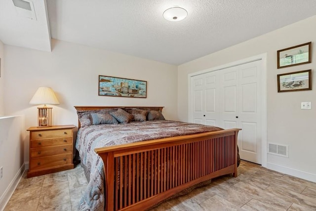 3114 Canyon Cir, Chaska, MN 55318 - bedroom with a closet and a textured ceiling