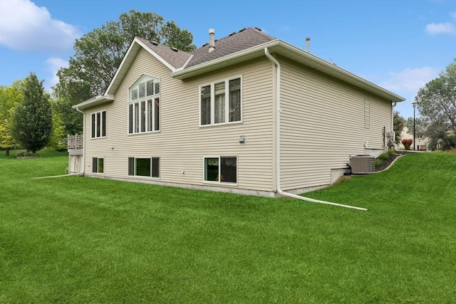 3114 Canyon Cir, Chaska, MN 55318 - back of house with a lawn