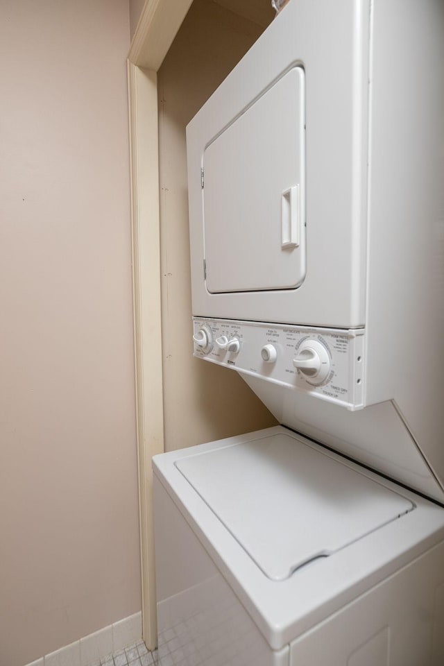 2051 Carriage Dr SW Unit 2051E, Rochester, MN 55902 - laundry room with stacked washer / drying machine and baseboards