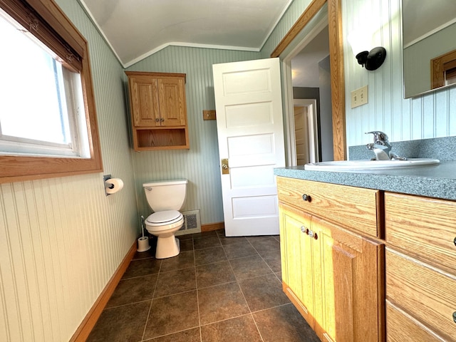 638 James St, Ely, MN 55731 - bathroom with crown molding, vaulted ceiling, vanity, toilet, and baseboards