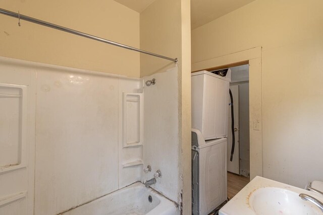 717 2nd Ave NE, Waseca, MN 56093 - full bathroom featuring washer / clothes dryer, washtub / shower combination, and a sink