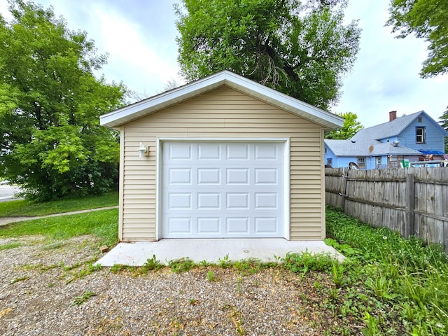 702 Junius Ave, Fergus Falls, MN 56537 - detached garage with driveway