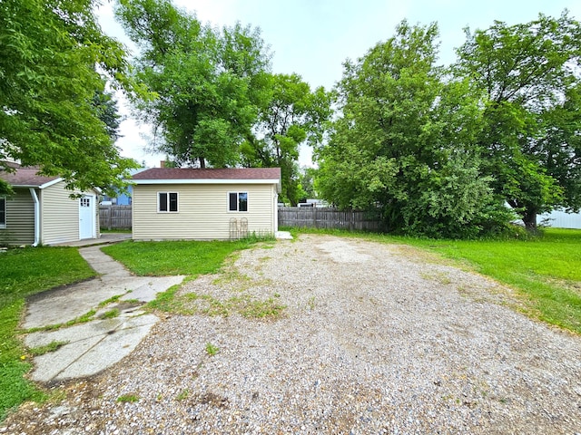 702 Junius Ave, Fergus Falls, MN 56537 - view of yard with an outdoor structure