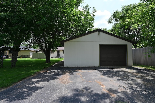 952 Fuller St S, Shakopee, MN 55379 - detached garage featuring asphalt driveway
