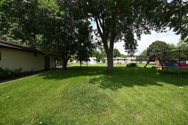 952 Fuller St S, Shakopee, MN 55379 - view of grassy yard with a trampoline