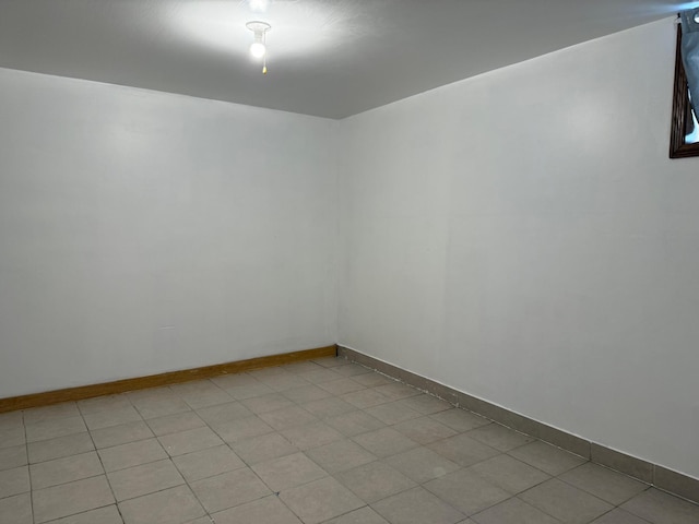 845 Sims Ave, Saint Paul, MN 55106 - unfurnished room with baseboards