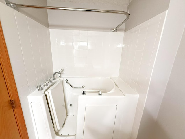 1423 Fairview Ln, Little Falls, MN 56345 - full bath featuring tile walls and bathing tub / shower combination