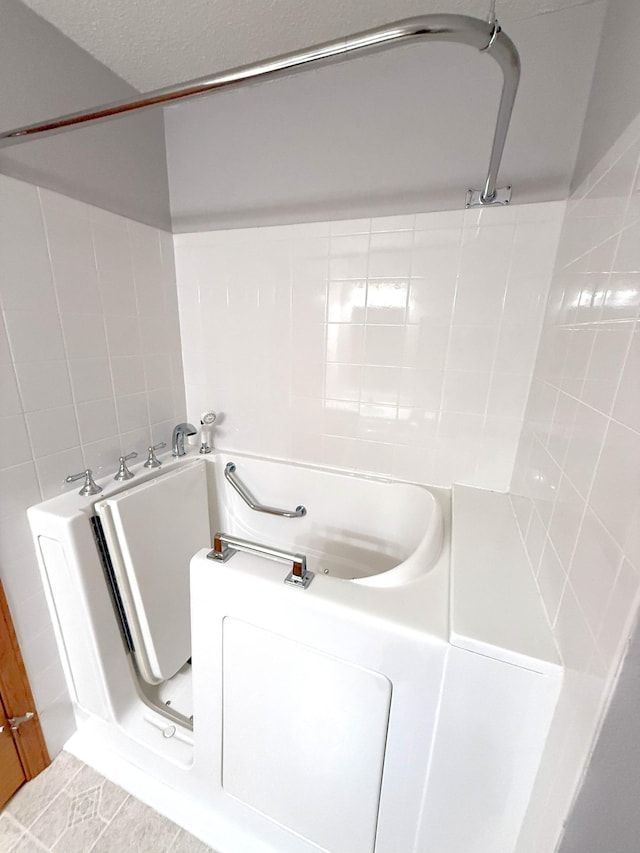 1423 Fairview Ln, Little Falls, MN 56345 - full bath with a bathtub