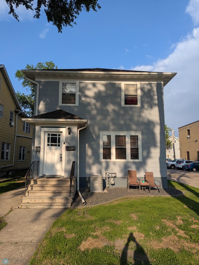 721 8th St N, Fargo, ND 58102 - view of front of property featuring a front lawn and cooling unit