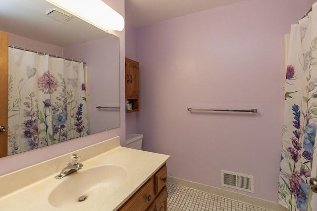 2 Crusader Ave E Unit A, West Saint Paul, MN 55118 - full bath with vanity and a shower with curtain