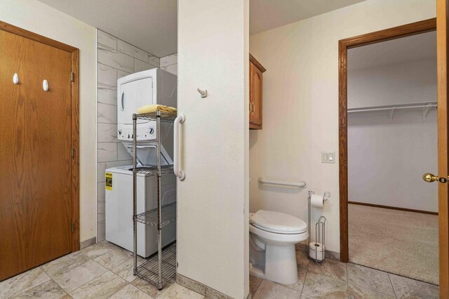 505 Superior Ave, Crosby, MN 56441 - bathroom with stacked washer / dryer and baseboards